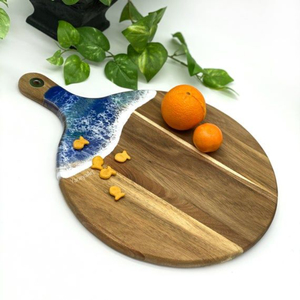 Planche à découper en résine bleue personnalisée sur le thème de la plage, planche à fromage en bois massif de qualité supérieure avec poignée, idéale pour un cadeau de bienvenue ou de mariage - Product Image 4