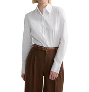 Chemise formelle blanche classique pour femme, manches longues, boutonnée, coupe ajustée, col rabattu, élégante, pour le bureau. - Product Image 5