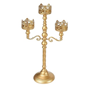 Candelabro árabe vintage de latón de alta calidad con tres brazos y acabado pulido para decoración de mesa en el hogar. - Product Image 1