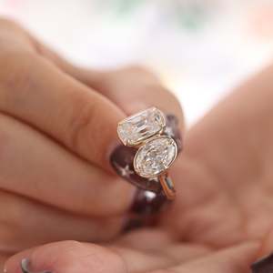 Anillo de compromiso Toi et Moi de oro macizo con diamante cultivado en laboratorio de 2.5 ct, corte vintage alargado tipo 'Old Mine' y diamante ovalado engastado en bisel - Product Image 1