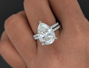 Anillo de Compromiso y Boda de Lujo con Diamante Cultivado en Laboratorio de 5 Quilates con Corte Pera, Certificado IGI, Banda Pavé de Oro Blanco de 14K para Mujer, Ideal para Fiestas y Regalos - Product Image 3