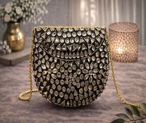 Pochette de mariée artisanale avec pierres Kundan et poignée en perles, sac à main ethnique de créateur pour mariage - Product Image 3