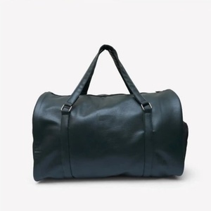 Sac de voyage week-end en cuir noir de luxe avec grande capacité de rangement et poche latérale dédiée pour les chaussures - Product Image 1