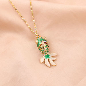 Colgante articulado de latón chapado en oro de 18k con esmalte cloisonné verde de pez koi y pequeños ojos de circonita cúbica, collar tradicional de la suerte y la prosperidad. - Product Image 2