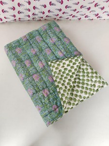 Couverture de lit en coton 100% Razai, taille Queen, à motifs floraux, fabriquée à la main en Inde, style Jaipuri, imprimé Sanganeri, douce et légère. - Product Image 2