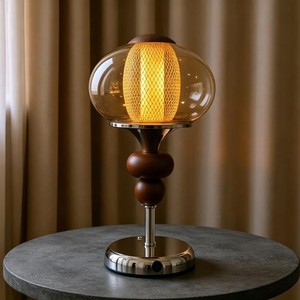 Lampe de table ronde en verre avec perles en bois et base en métal, luminaire de style industriel - Product Image 6