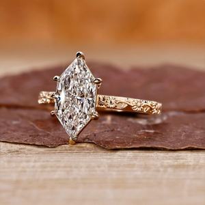 Anillo de compromiso vintage con diamante marquesa cultivado en laboratorio, banda floral de oro amarillo de 14K, solitario con engaste de puntas para unisex - Product Image 2