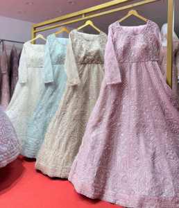 ชุดเลเฮนกาดีไซน์เนอร์สีพาสเทล ประดับด้วยงานปักจาร์กันอย่างประณีต พร้อมกระโปรงทรงหลายชั้น สำหรับงานเฉลิมฉลองเจ้าสาวอย่างสง่างาม - Product Image 6