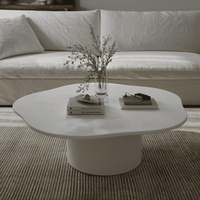 Table basse Vandana Astra Vertex en micro-béton blanc cassé à plateau irrégulier pour un décor moderne