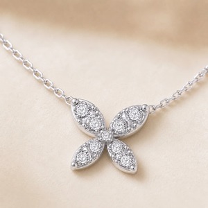 Collier pendentif de luxe minimaliste pour femme en or blanc 9K avec diamant de laboratoire taille brillant 0,054 carats Roy Diamond, délicat - Product Image 3