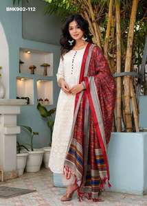 ชุดคุर्ติ-กางเกงพร้อมผ้าคลุมไหล่ ผ้าฝ้ายชิกันการีคุณภาพดีเยี่ยม สำหรับใส่เป็นลำลอง  ผู้จัดจำหน่ายจากอินเดีย ราคาขายส่ง - Product Image 6