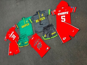 Conjunto de uniforme de fútbol americano personalizado con camiseta de compresión, jersey con cremallera de un cuarto y pantalones cortos - Product Image 2