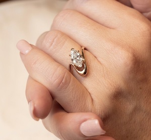 แหวนหมั้นเพชรเม็ดเดี่ยวทรงมาร์คีส์ 1.5 กะรัต ชุบทองคำ 18K ได้รับการรับรอง พร้อมวงแหวนโค้งลายคลื่น ประดับเพชรเลี้ยงในห้องปฏิบัติการ เหมาะสำหรับสวมใส่ทุกวัน - Product Image 5