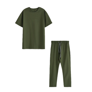 Conjunto Deportivo Unisex Verde Oliva, Manga Corta, Cuello Redondo, Color Sólido, Corte Regular, Pantalones con Cordón, Personalizado, Ecológico - Product Image 1