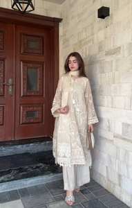 Lanzamiento del Nuevo Conjunto de Fiesta de Diseñador: Top Reversible Elástico de Faux Georgette Pesado con Bordado Intenso, Sharara y Dupatta - Product Image 3