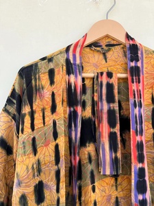 Hermosa seda amarilla y negra Tie Dye Long Kimono Chic Belt y Festival Wear para verano Tela de gasa para la temporada de primavera - Product Image 2