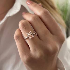 Bague en diamant rose intense fantaisie radiant allongé de 2 carats, cultivé en laboratoire, bague de fiançailles en diamant rose clair, certifiée IGI - Product Image 1
