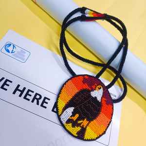 Collier pendentif aigle artisanal perlé avec perles noires, blanches, brunes, jaunes, oranges, rouges et cordon long pour un usage artistique et culturel - Product Image 3
