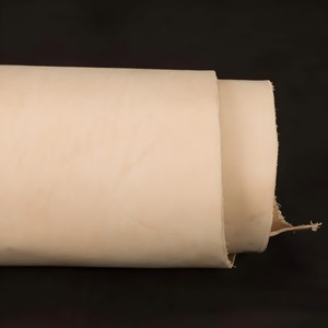 Cuero de vaca de primera calidad, curtido vegetalmente, de grano completo, sin teñir, material ligero para la fabricación de carteras, bolsos, zapatos y artesanías. - Product Image 1