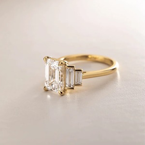 Anillo de Diamante Cultivado en Laboratorio con Corte Esmeralda de 3CT, con Detalles de Baguette, Oro Amarillo de 14K - Product Image 1
