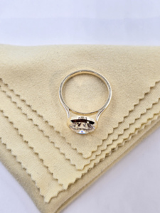 Bague solitaire ronde en diamant de culture, sertie clos, en or jaune 14 ou 18 carats, minimaliste, pour fiançailles ou mariage, pour femme - Product Image 4