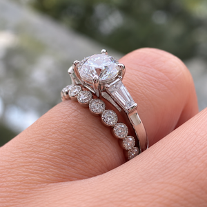 Bague de fiançailles classique pour femme avec diamant rond taille brillant - Product Image 1