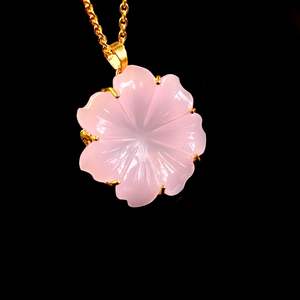 Colgante de flor de calcedonia rosa AAA tallado a mano, collar de flor de cristal para mujer, colgante de piedra preciosa, joyería hecha a mano - Product Image 1