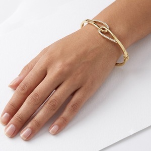 กำไลข้อมือทองคำแท้ 14K 18K ประดับเพชรแล็บทรงกลมขนาด 1.5 มม. น้ำหนัก 0.33 กะรัต ฝังแบบ Pave ดีไซน์แบบเกี่ยวเชื่อม รูปทรงปมรัก - Product Image 6
