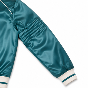 Chaquetas Varsity de Satén con Logotipo Bordado Personalizado, Uniformes Universitarios Unisex al por Mayor con Ribete Acanalado en Contraste y Botones a Presión - Product Image 5