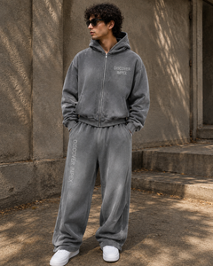 Ensemble survêtement streetwear gris délavé avec logo, comprenant un sweat à capuche court surdimensionné imprimé personnalisé et un pantalon de survêtement ample, 400 GSM 100% Coton - Product Image 4