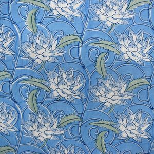 Nuevo mantel de algodón estampado a mano con motivos de loto japonés en color azul Gud, elegante, de 150x220 cm, de la fábrica india Roopantaran. - Product Image 5