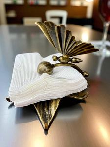 Porta Servilletas Metálico Hecho a Mano, Decoración de Mesa con Flores y Mariposas, Acabado en Pátina Negra y Dorada, Regalo de Graduación Personalizado - Product Image 5
