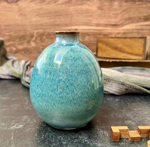 Vase en céramique bleu sarcelle captivant, en forme de mini-bouteille arrondie, finition brillante et accent élégant pour une décoration de table stylée - Product Image 1