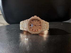 Montre de luxe pour homme avec pavé de diamants, mouvement à quartz analogique, boîtier rectangulaire en or blanc et jaune, style entièrement serti de diamants - Product Image 5