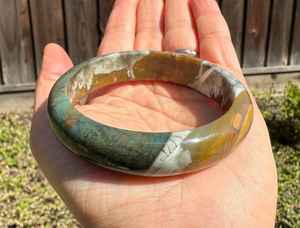 Bracelets ouverts en résine ondulée irrégulière verte de style européen et américain, bijoux de main de luxe haut de gamme au design simple et élégant - Product Image 2