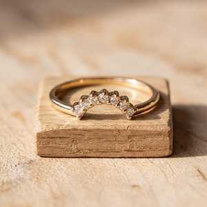 Bague minimaliste en or massif 10K, 14K, 18K avec diamant de laboratoire rond de 0,17 ct certifié IGI, couleur E, pureté VVS, motif chevron. - Product Image 1
