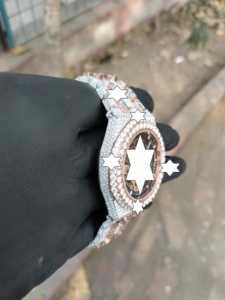 นาฬิกาข้อมือผู้ชายหรูหรา สไตล์โบราณ ประดับเพชรโมอิสซาไนต์ VVS ระบบอนาล็อก ตัวเรือนสแตนเลส กระจกแก้ว  ผู้จัดจำหน่ายโดยตรงจากอินเดีย - Product Image 2