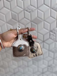 Nouvelle collection de porte-clés en cuir de vachette, forme rectangulaire, design unique, conchos western, décorés de pierres turquoise, utilisation unisexe - Product Image 2