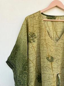 Caftan indien vert imprimé à la main pour elle Tissu crêpe de soie parfait pour les sorties décontractées - Product Image 2