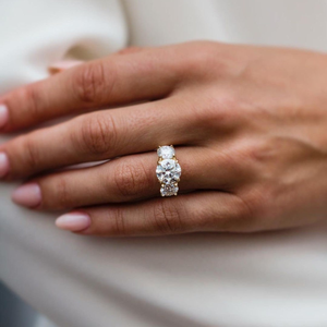 Anillo de compromiso de oro amarillo con tres diamantes de moissanita talla redonda, anillo trilogía de tres piedras, anillo de boda de oro macizo de 10K, regalo. - Product Image 1