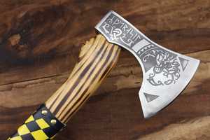 Hacha Vikinga TOMAHAWK de Acero con Alto Contenido de Carbono, Hecha a Mano, Diseño Personalizado, Hacha de Batalla Vikinga con Mango de Madera de Fresno, 100% de Alta Calidad - Product Image 2