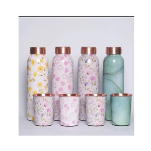 Bouteille d'eau en cuivre à motif imprimé favorisant le bien-être naturel, favorisant l'équilibre de l'hydratation et encourageant une routine quotidienne consciente. - Product Image 4