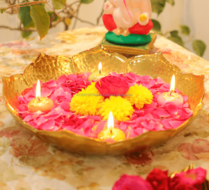 Urli Decorativo de Latón para Bodas Indias, Diseño de Loto, Hecho a Mano, Decoración de Diwali, Centro de Mesa, Recuerdo de Inauguración de Casa, Decoración Festiva para el Hogar o Templo - Product Image 1