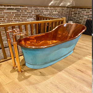 Bañera rústica de cobre envejecido con una patina natural profunda y barandillas laterales tradicionales para toallas. Disponible a precios de mayorista. - Product Image 3