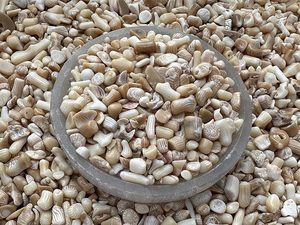 Vente en gros de copeaux d'agate de bambou blanc poli, cristal concassé 3-5 mm pour la décoration de la maison et des fêtes par AMAYRA CRYSTALS EXPORTS INDIA - Product Image 6