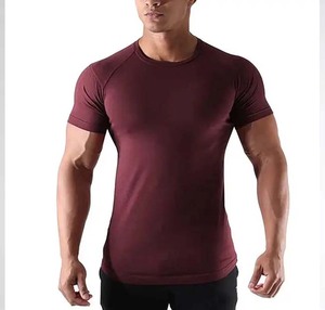 T-shirt pour homme à manches courtes, col rond, séchage rapide, coupe ajustée, avec impression de lettres sur le devant, logo personnalisé, vêtements de sport décontractés - Product Image 2