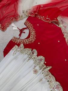 Ensemble Salwar Kameez Traditionnel Brodé Rouge et Blanc pour Femmes, Tenue Indienne et Pakistanaise pour Cérémonies de Remise de Diplôme, Mariages et Fêtes, avec Dupatta - Product Image 4