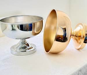 Juego de Cuencos de Metal Bicolor Plata y Oro con Pedestal, Urna Redonda Moderna con Base, Plato para Flores y Frutas, Recipiente Decorativo para Mesa y Hogar - Product Image 1