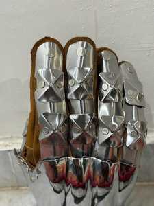 Gants de guerrier médiévaux en acier plaqué argent, style antique, artisanat en métal poli, objet de collection - Product Image 4