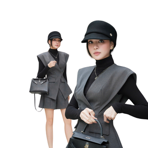 Ensemble décontracté pour femme, fabriqué au Vietnam, de qualité supérieure, comprenant un blazer uni à manches longues et un short sans manches au-dessus du genou, en coton. - Product Image 1